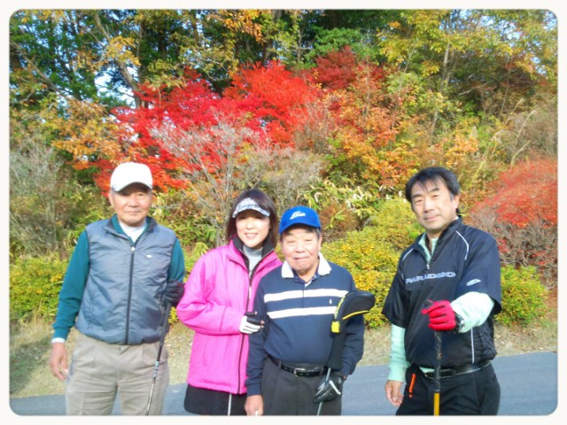 紅葉を楽しみながら…　Ｌ森嶋茂一、今村事務局、Ｌ中村昌生、Ｌ森口充啓