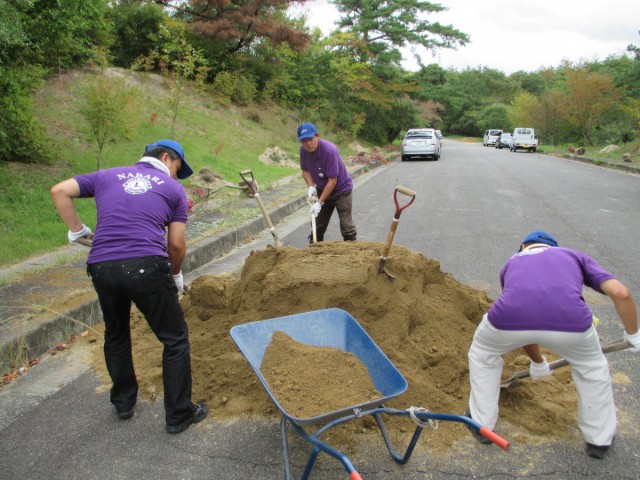 力仕事ばかりで、みんな汗だく。